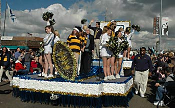 Cal float in the parade