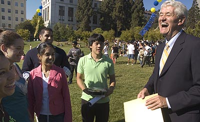  Chancellor Robert Birgeneau relaxes with a few members of the Class of 2009 following Freshman Convocation in Memorial Glade