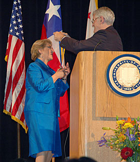 Chancellor Birgeneau presents the Berkeley Medal to Chilean President Bachelet