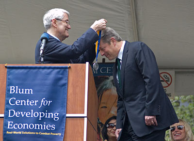 Chancellor Birgeneau presents the Berkeley medal to Al Gore