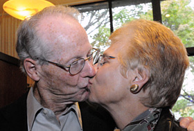 The Williamsons kiss